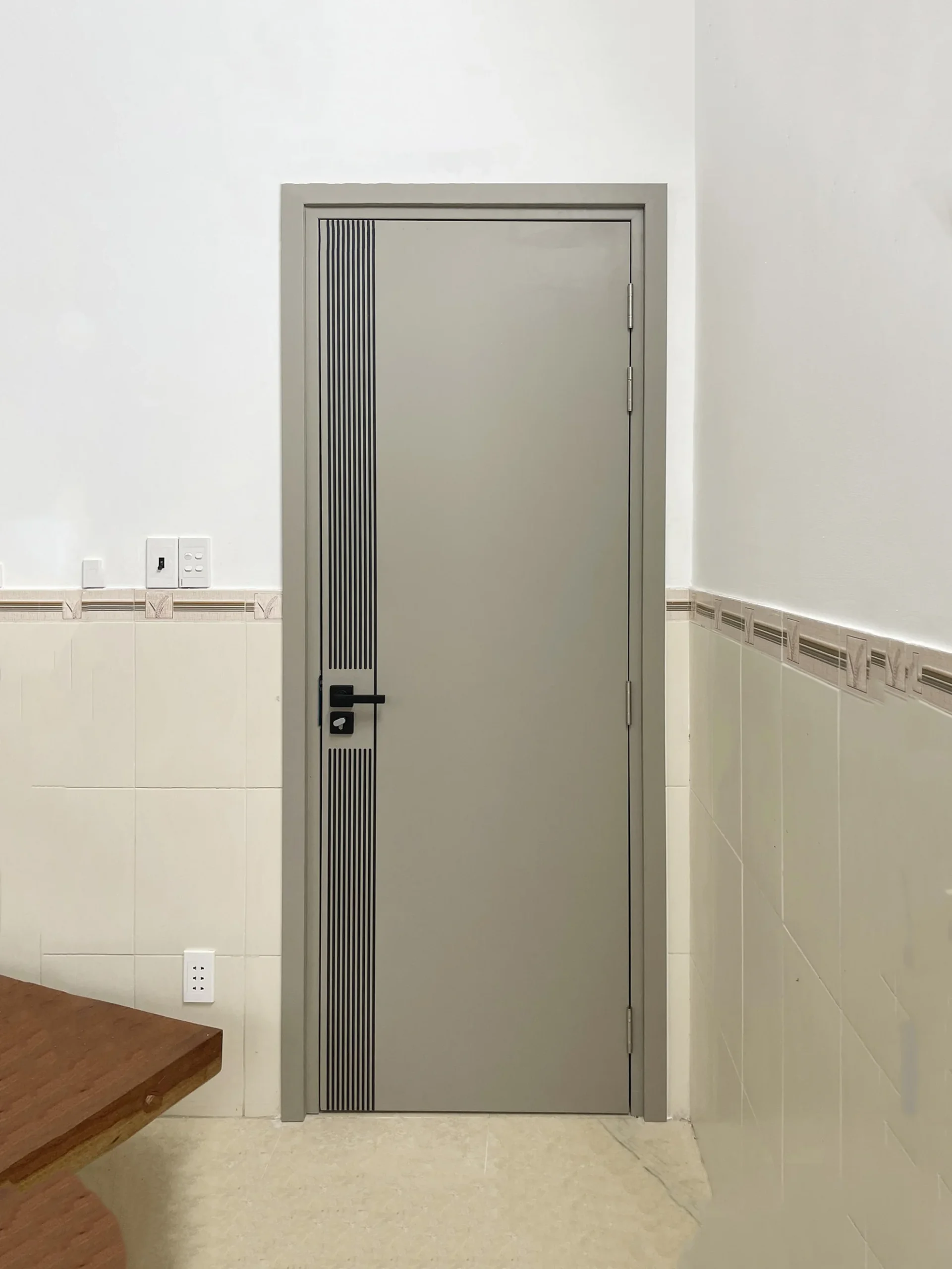 Cua-nhua-gia-go-compsite