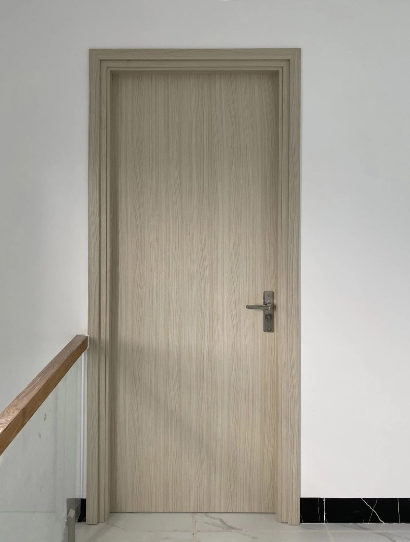 Cua-nhua-gia-go-compsite