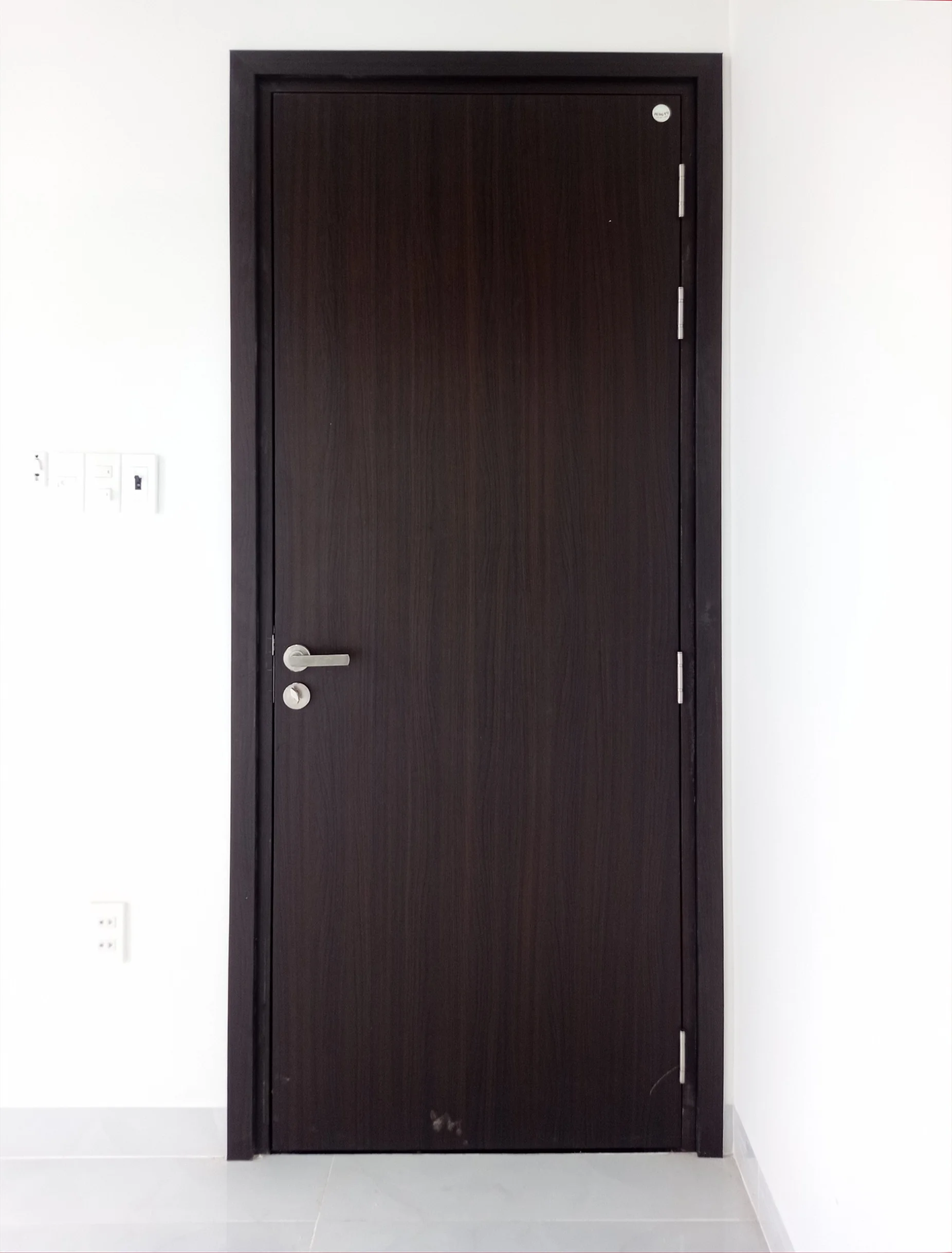 Cua-nhua-gia-go-compsite