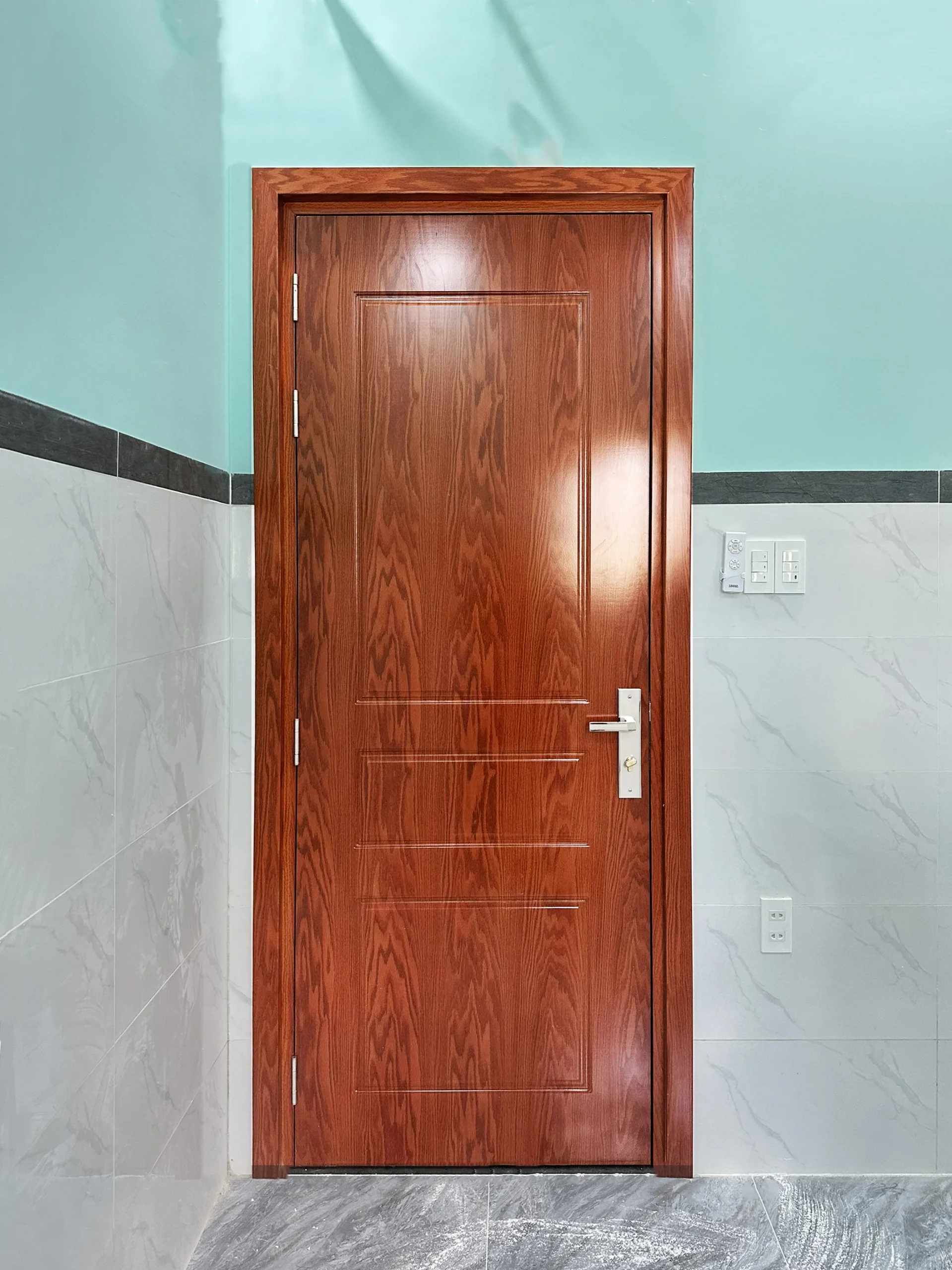 Cua-nhua-composite-luxury