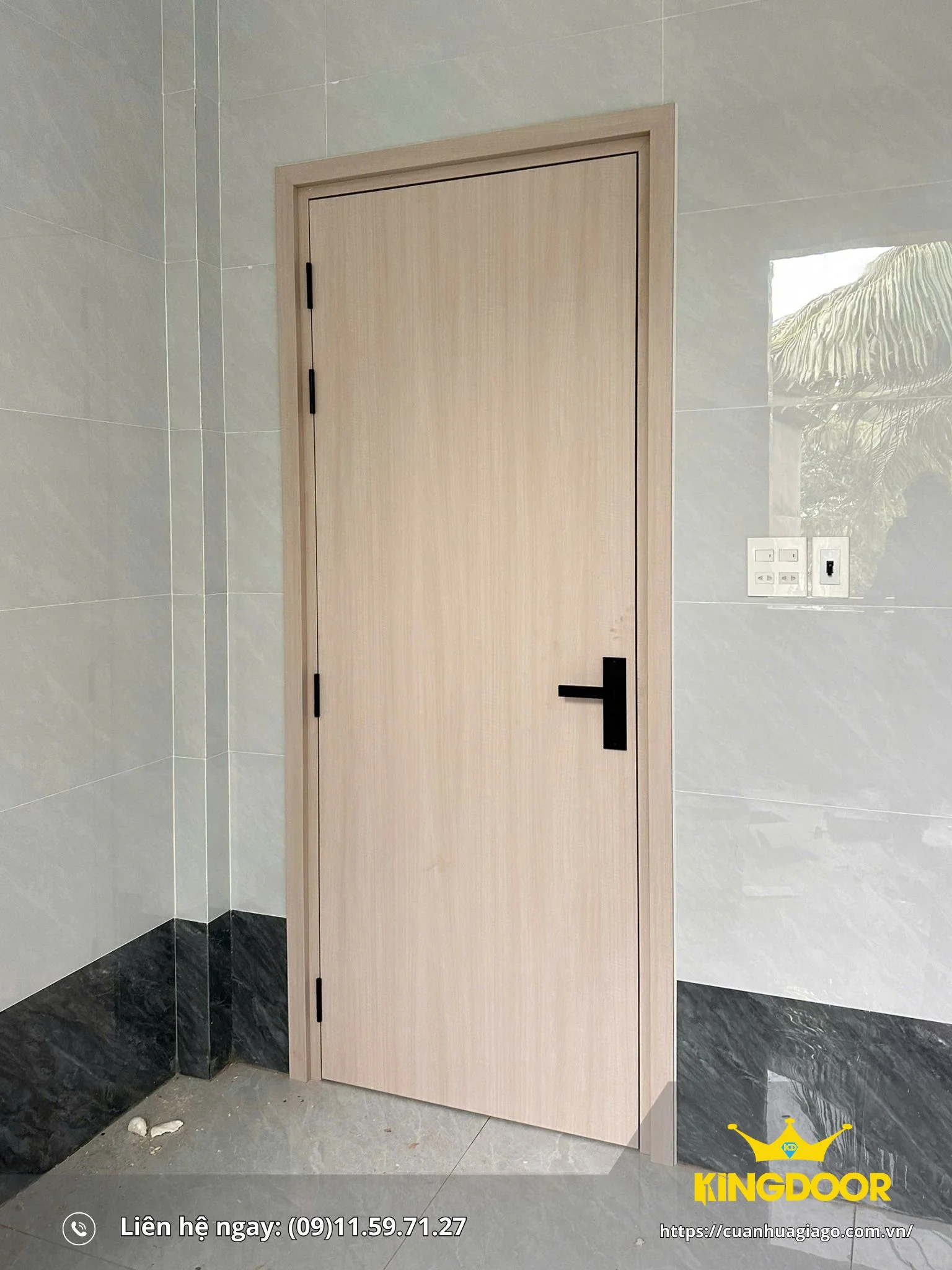 cua-nhua-gia-go-tai-nha-trang